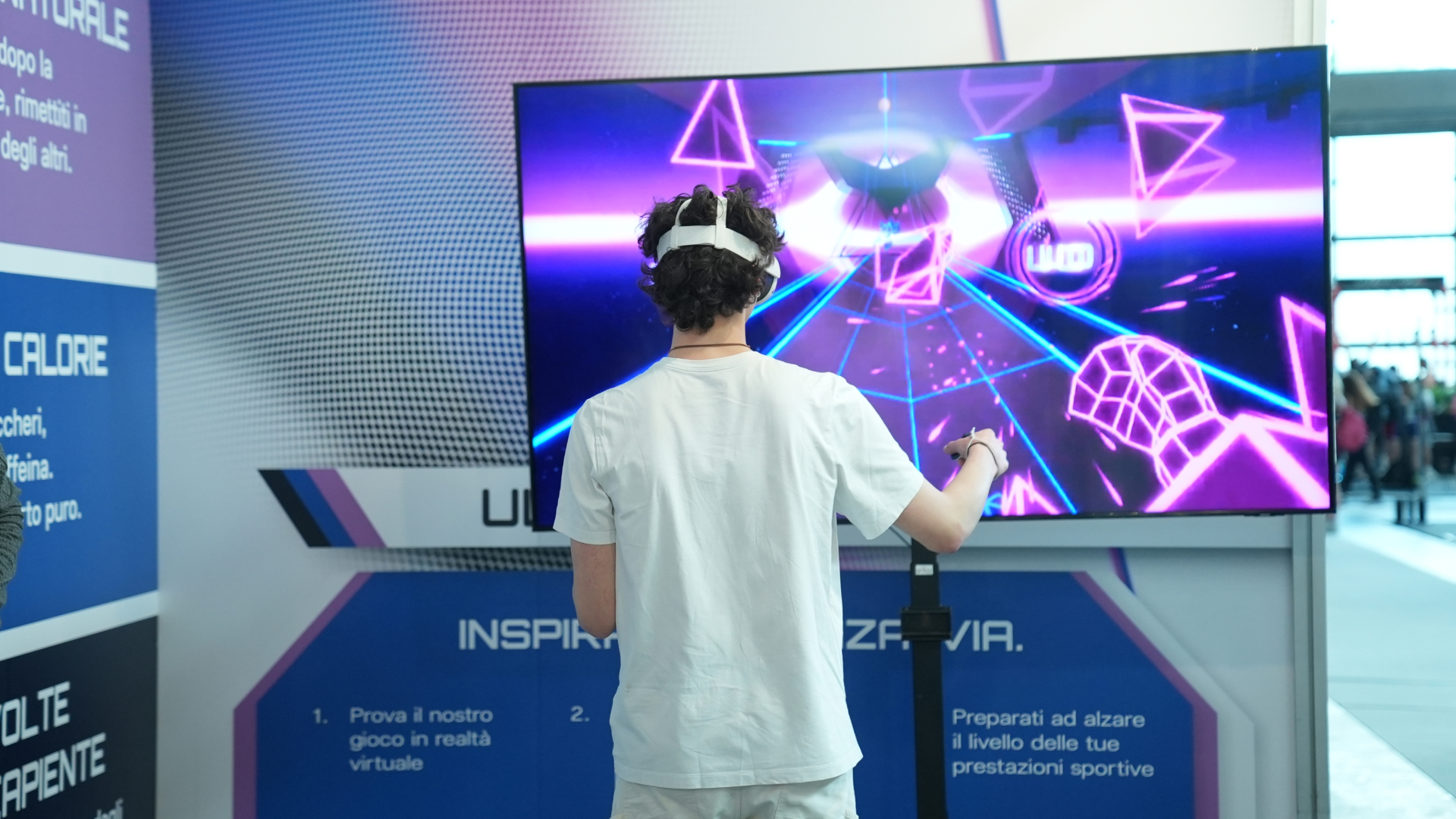 persona di spalle che gioca ad ultraoxy vr con il vr