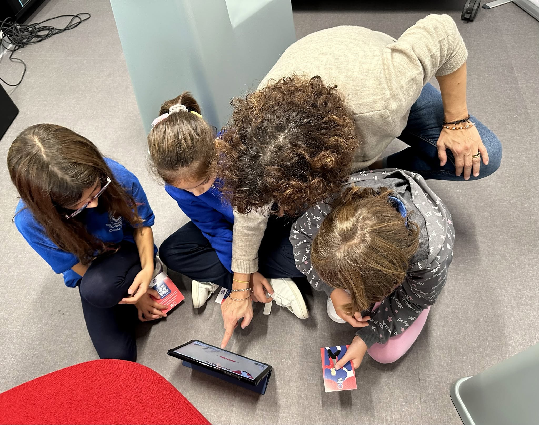 Bambini che provano Rof Up! su un tablet