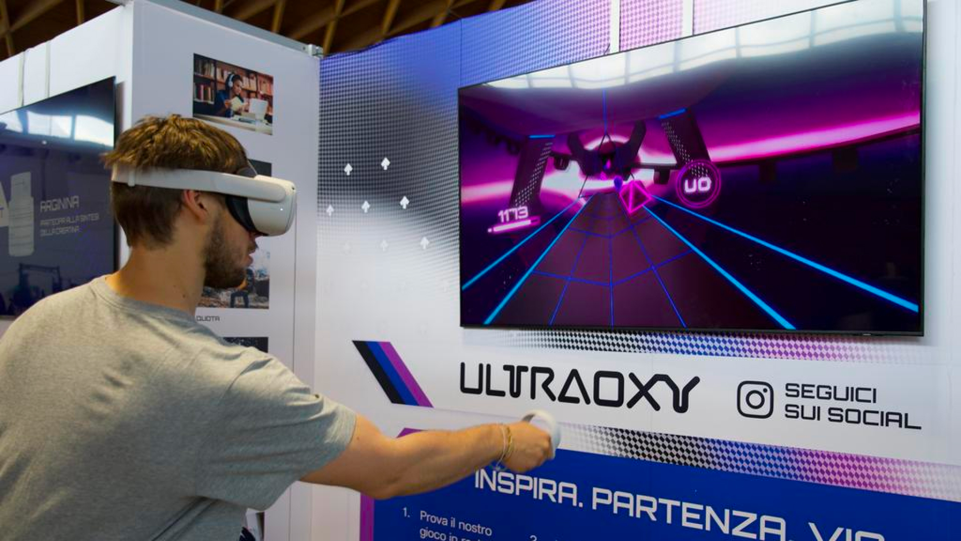 persona che gioca a ultraoxy vr con il visore